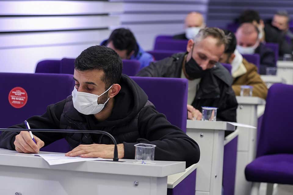 T&uuml;rkiye'nin en b&uuml;y&uuml;k sorunlarından işsizlikle m&uuml;cadele konusunda kararlı &ccedil;alışmalar y&uuml;r&uuml;ten