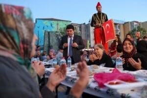 Buca Belediyesi&nbsp; tarafından Işılay Saygın(eski Kasaplar) Meydanı&rsquo;nda Buca Belediye Başkanı