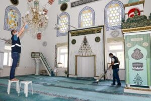 Buca&nbsp;Belediyesi, hemşehrilerin sağlıklı bir şekilde ibadetlerini ger&ccedil;ekleştirebilmeleri i&ccedil;in kolları sıvadı.
