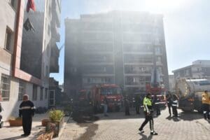 İzmir'in Buca il&ccedil;esindeki &ouml;zel bir &ouml;ğrenci yurdunda &ccedil;ıkan yangın, itfaiyenin