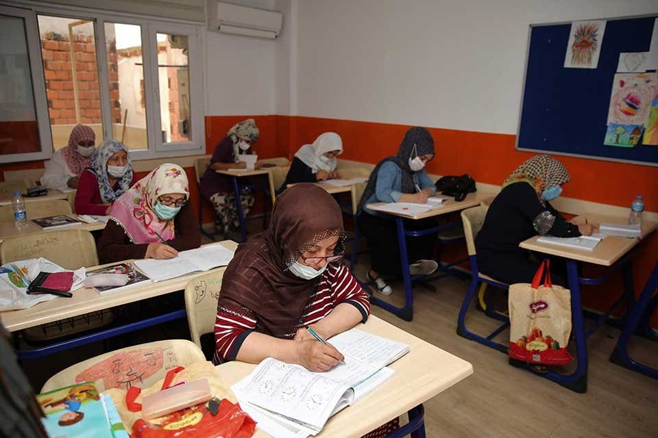 Hayatlarında hi&ccedil; okula gidemeyen kadınlar Buca Belediyesi&rsquo;nin a&ccedil;tığı kurslar sayesinde