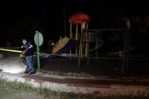 İzmir'in Buca il&ccedil;esinde, parkta alkol aldıkları ileri s&uuml;r&uuml;len 2 arkadaş