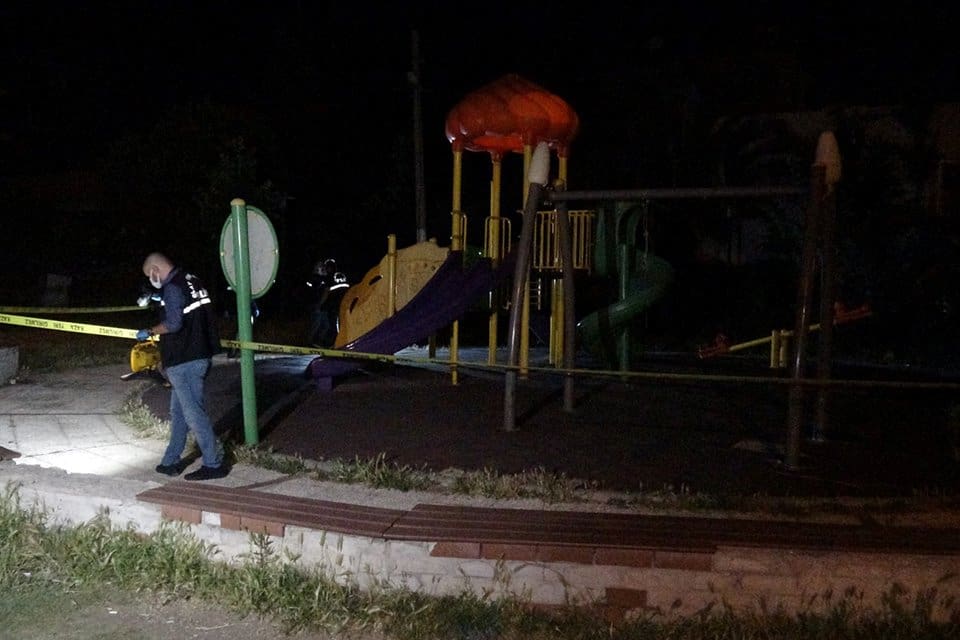 İzmir'in Buca il&ccedil;esinde, parkta alkol aldıkları ileri s&uuml;r&uuml;len 2 arkadaş