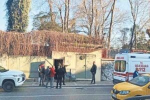 Buca&rsquo;da bakır kabloları &ccedil;almak i&ccedil;in elektrik trafosunun i&ccedil;ine giren hırsızlardan