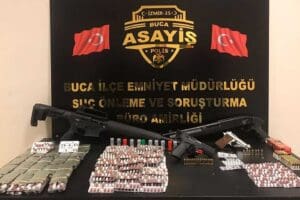 İzmir'in Buca il&ccedil;esinde, uyuşturucu madde ticareti yaptığı belirlenen 2 ş&uuml;pheli,