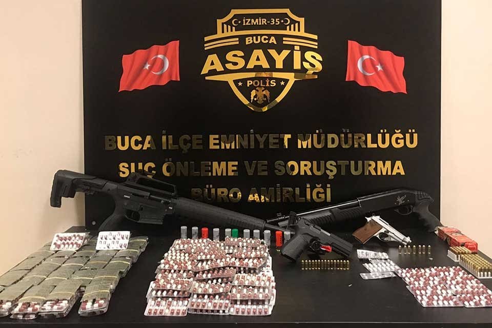 İzmir'in Buca il&ccedil;esinde, uyuşturucu madde ticareti yaptığı belirlenen 2 ş&uuml;pheli,