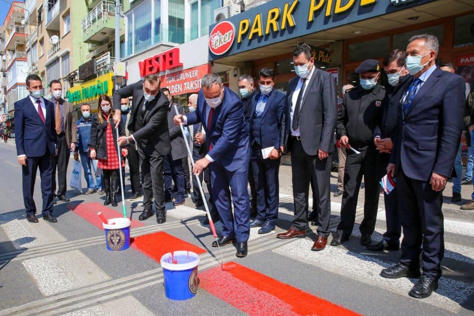 Buca Belediyesi, Buca Kaymakamlığı işbirliğiyle, trafikte yaya &uuml;st&uuml;nl&uuml;ğ&uuml; i&ccedil;in yapılan