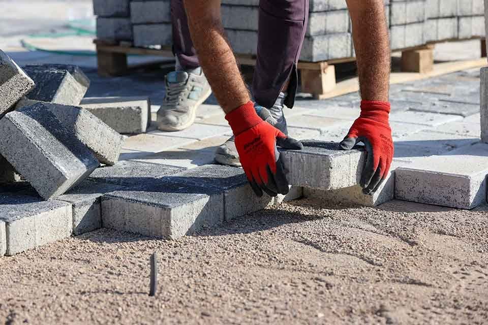 Buca Belediyesi kent genelinde s&uuml;rd&uuml;rd&uuml;ğ&uuml; sokak d&uuml;zenlemesi &ccedil;alışmalarından birini daha