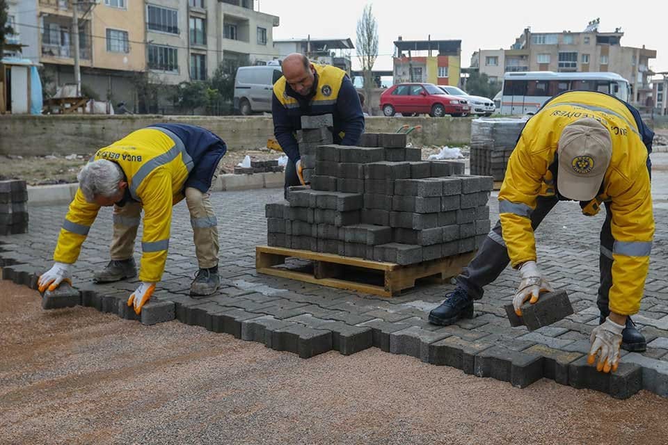 Kentin sokaklarını iyileştirmek i&ccedil;in &ccedil;alışmalarını aralıksız olarak s&uuml;rd&uuml;ren Buca Belediyesi,