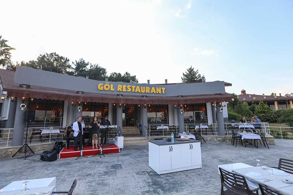 Buca&rsquo;nın g&ouml;zde işletmesi G&ouml;l Restoran, yenilenen y&uuml;z&uuml;yle normalleşme s&uuml;recinde kapılarını