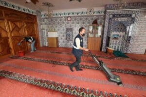 BUCA Belediyesi, &ldquo;Camiler ve Din G&ouml;revlileri Haftası&rdquo; nedeniyle camilerde temizlik