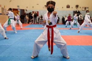 Minikler&nbsp;kategorisinde İzmir&rsquo;de d&uuml;zenlenen taekwondo turnuvasında madalyaları toplayan Buca Belediyesi Gen&ccedil;lik