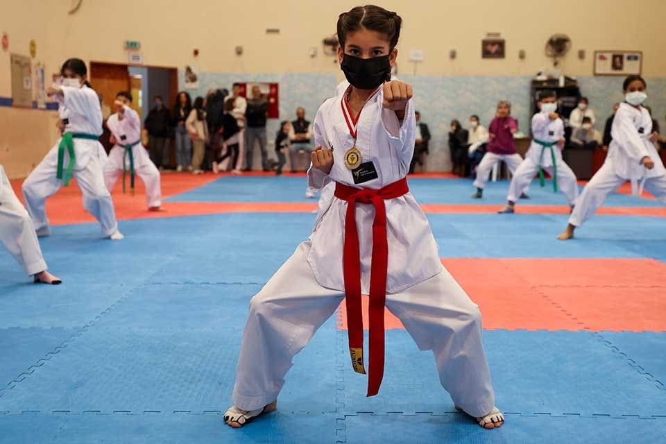 Minikler&nbsp;kategorisinde İzmir&rsquo;de d&uuml;zenlenen taekwondo turnuvasında madalyaları toplayan Buca Belediyesi Gen&ccedil;lik