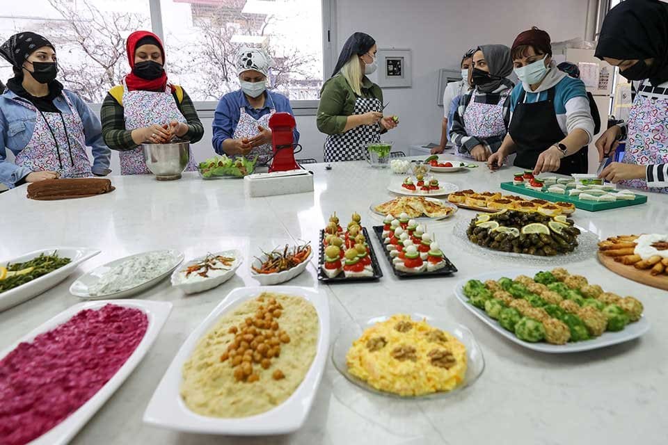 Buca&nbsp;Belediyesi T&uuml;rkan Saylan &Ccedil;ağdaş Yaşam Merkezi&rsquo;nde a&ccedil;ılan aş&ccedil;ılık kurslarında mutfak