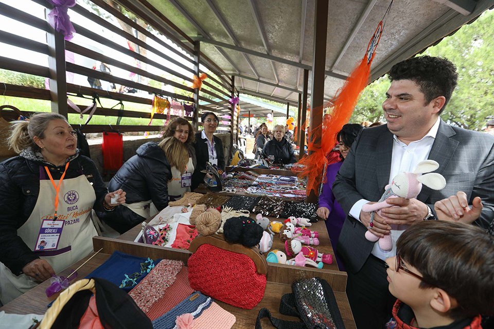 Buca Belediyesi, Mevlana Tesisleri’ndeki üretici pazarlarını yeniden hizmete açıyor. Tesisler,