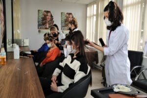 Buca Belediyesi, kontroll&uuml; normalleşme s&uuml;reciyle birlikte Evka-1 Semt Evi&rsquo;nde kurslara