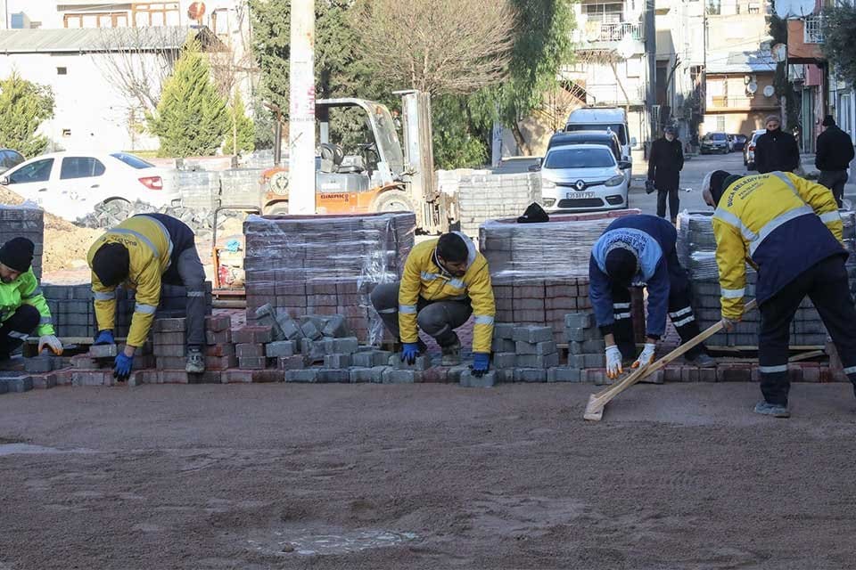 Kışın&nbsp;en soğuk y&uuml;z&uuml;n&uuml; g&ouml;sterdiği bug&uuml;nlerde Buca&rsquo;da sokak g&uuml;zelleştirme &ccedil;alışmaları hız