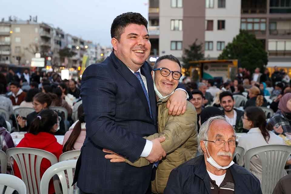 BUCA Belediyesi&rsquo;nin verdiği iftar yemeği Bucalıları bir araya getirdi. Oru&ccedil;larını