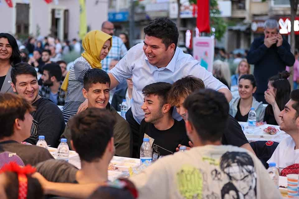 BUCA Belediyesi&rsquo;nin Kadir Gecesi&rsquo;nde Işılay Saygın meydanında d&uuml;zenlediği program binlerce