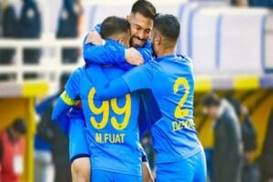 TFF 2'nci Lig Kırmızı Grup'ta şampiyonluk m&uuml;cadelesi veren ve lider