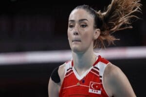 22 yaşındaki milli voleybolcu G&uuml;neş, 18 numaralı formasıyla G&uuml;ney Korelilerin