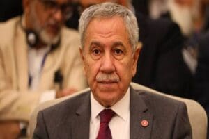 Arın&ccedil; Manisa'daki AKP İl Başkanlığı'nda d&uuml;zenlediği basın toplantısının ardından a&ccedil;ıklamalarda