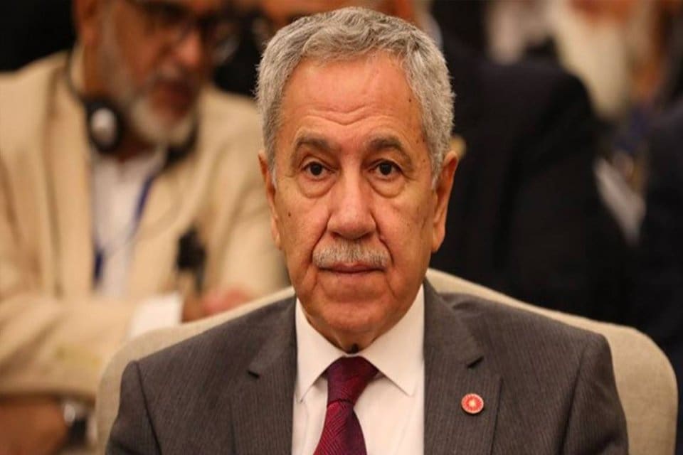 Arın&ccedil; Manisa'daki AKP İl Başkanlığı'nda d&uuml;zenlediği basın toplantısının ardından a&ccedil;ıklamalarda