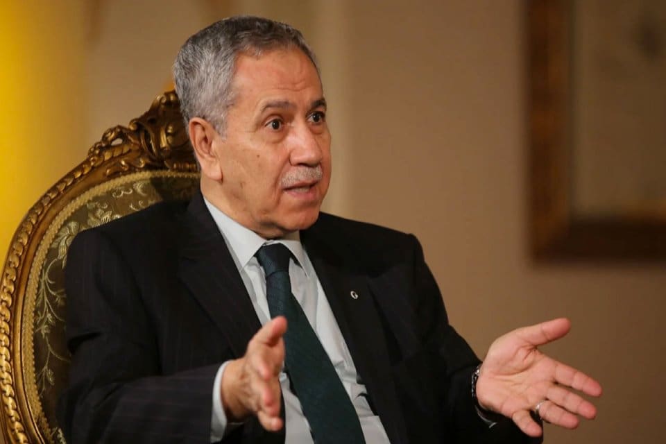 &nbsp; Uzun yıllar AK Parti'de siyaset yapan&nbsp;Ahmet Eşref Fakıbaba'nın istifası