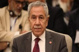 B&uuml;lent Arın&ccedil;, yaşanan deprem faciası sonrası se&ccedil;imlerin ertelenmesi gerektiğini s&ouml;yledi.