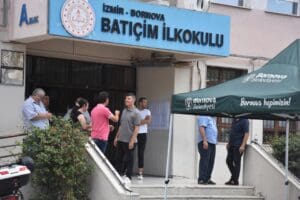 Bulgaristan'da alınan erken genel se&ccedil;im kararının ardından bug&uuml;n, &ccedil;ifte vatandaşlar,&nbsp;İzmir'de