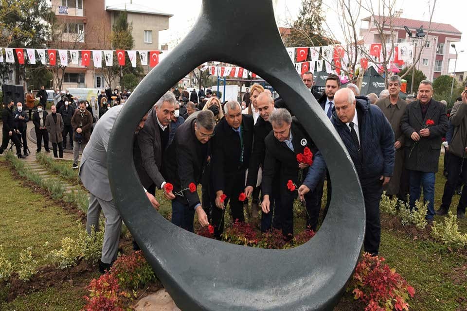 Bulgaristan'da, 1984 yılındaki asimilasyon girişimi sırasında &ccedil;ıkan olaylarda annesinin kucağında