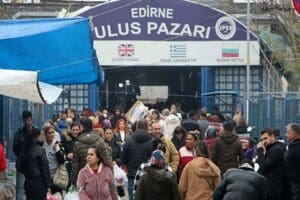 Giyecekten yiyeceğe t&uuml;m ihtiya&ccedil;larını Edirne&rsquo;den karşılayan Bulgaristan vatandaşları, yeni yıl
