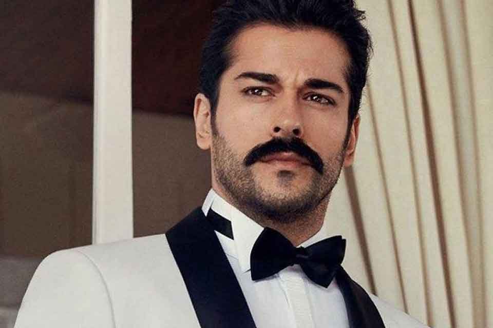 Oyunculuğun yanı sıra yurt dışında katıldığı a&ccedil;ılışlar ve reklam filmleriyle