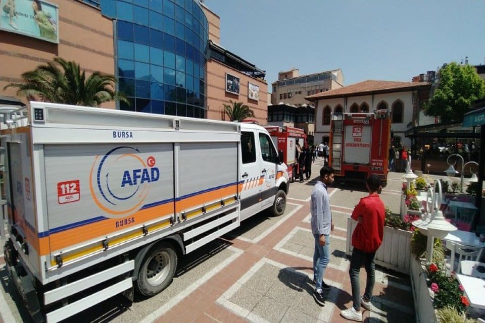 Bursa'da bir AVM'de &ccedil;&ouml;kme meydana geldi. Olay yerine &ccedil;ok sayıda