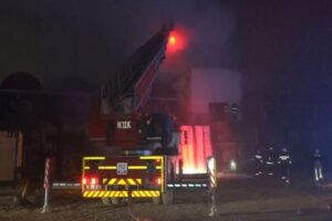 Bursa'nın Yıldırım il&ccedil;esinde B&uuml;y&uuml;kşehir Belediyesi'ne ait zift deposunda &ccedil;ıkan yangın,