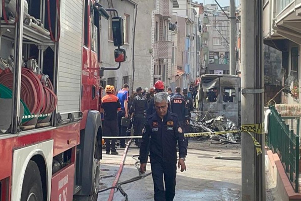 Bursa'da tek motorlu eğitim u&ccedil;ağı&nbsp;kalkıştan hemen sonra evlerin arasına d&uuml;şt&uuml;.