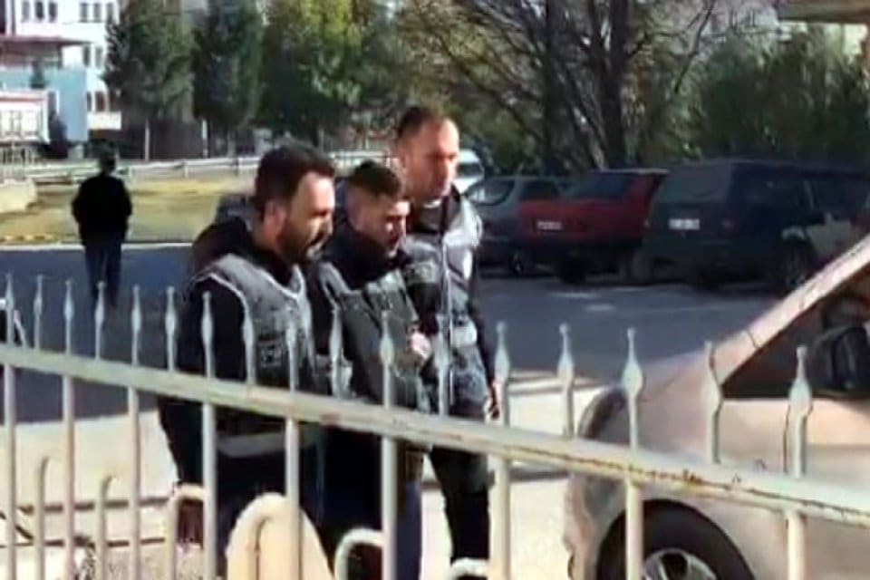 K&uuml;tahya'nın Tavşanlı il&ccedil;esinde d&uuml;zenlenen uyuşturucu operasyonunda 42 gram metamfetaminle yakalanan