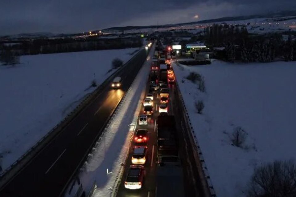 Dün sabaha karşı başlayan kar yağışı nedeniyle kapanan Bursa-Balıkesir-İzmir otoyolu