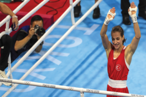 Olimpiyat oyunları boksta kadınlar 51 kiloda yarı finale çıkan Buse