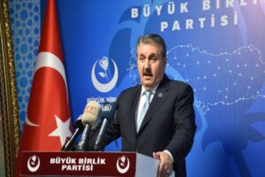 Partisinin kısa ismini 'Büyük Birlik' olarak değiştiğini açıklayan Destici "