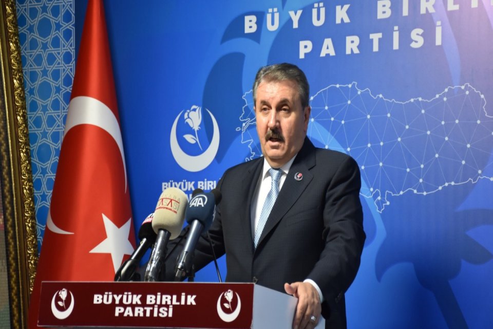 Partisinin kısa ismini 'Büyük Birlik' olarak değiştiğini açıklayan Destici "