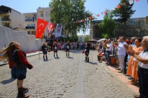 B&uuml;y&uuml;k Taarruz&rsquo;un 100. Yılı Efes Sel&ccedil;uk&rsquo;ta Kurtuluş Yolu Anıtı &ouml;n&uuml;nde