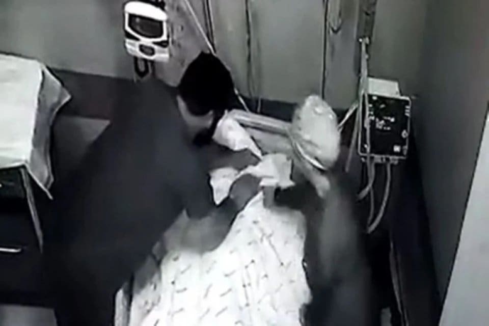 Tokat'ta beyin kanaması nedeniyle tedavi g&ouml;ren Metin Ak&ccedil;a'ya (62), yoğun