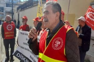 Nakliyat-İş Sendikası, g&uuml;nlerdir eylem ve grevlerini s&uuml;rd&uuml;ren Fransa iş&ccedil;ileri bir