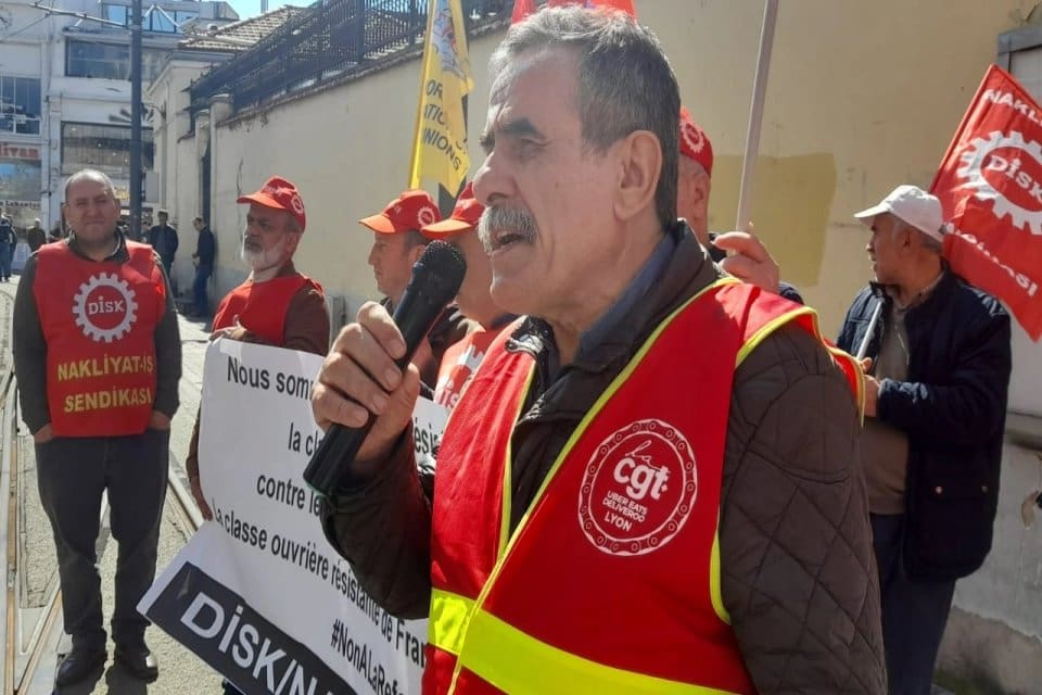 Nakliyat-İş Sendikası, g&uuml;nlerdir eylem ve grevlerini s&uuml;rd&uuml;ren Fransa iş&ccedil;ileri bir