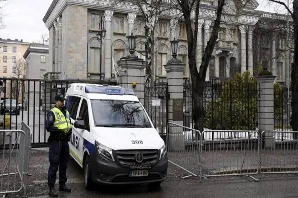 RIA haber ajansı, Finlandiya'nın Moskova'daki b&uuml;y&uuml;kel&ccedil;iliğinin, biri ş&uuml;pheli beyaz toz