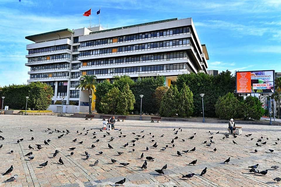 İzmir B&uuml;y&uuml;kşehir Belediyesi, depremde hasar g&ouml;rd&uuml;ğ&uuml; i&ccedil;in boşaltılan ana hizmet