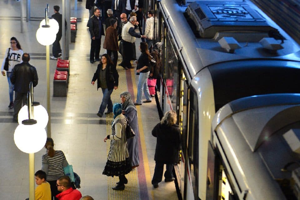 İzmir B&uuml;y&uuml;kşehir Belediyesi 15 Temmuz programına katılacak yurttaşlar i&ccedil;in 15