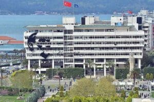 İzmir Depreminin ardından hasar g&ouml;rd&uuml;ğ&uuml; i&ccedil;in yıkım kararı verilen ve