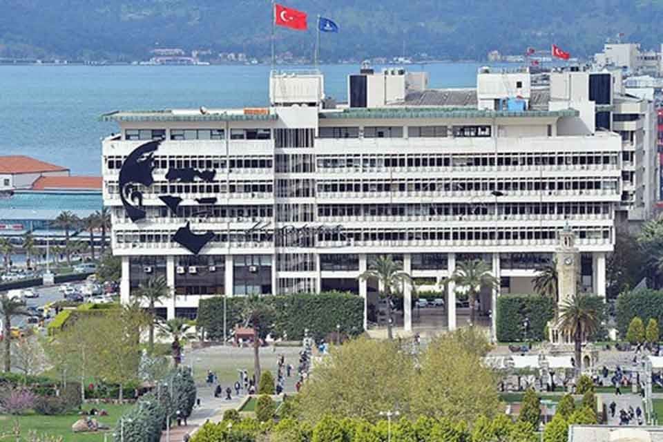 İzmir Depreminin ardından hasar g&ouml;rd&uuml;ğ&uuml; i&ccedil;in yıkım kararı verilen ve